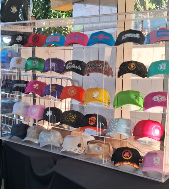 Expositor de bonés em acrílico cristal